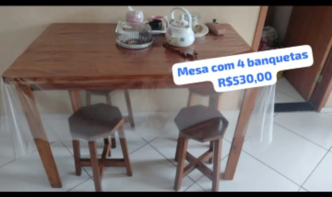 Mesa com 4 banquetas R$530,00