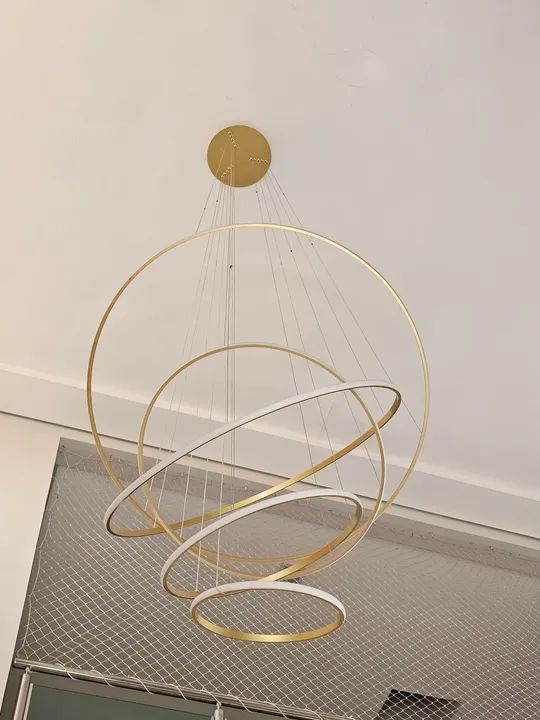 Lustre Moderno em Aço Dourado com Design Circular