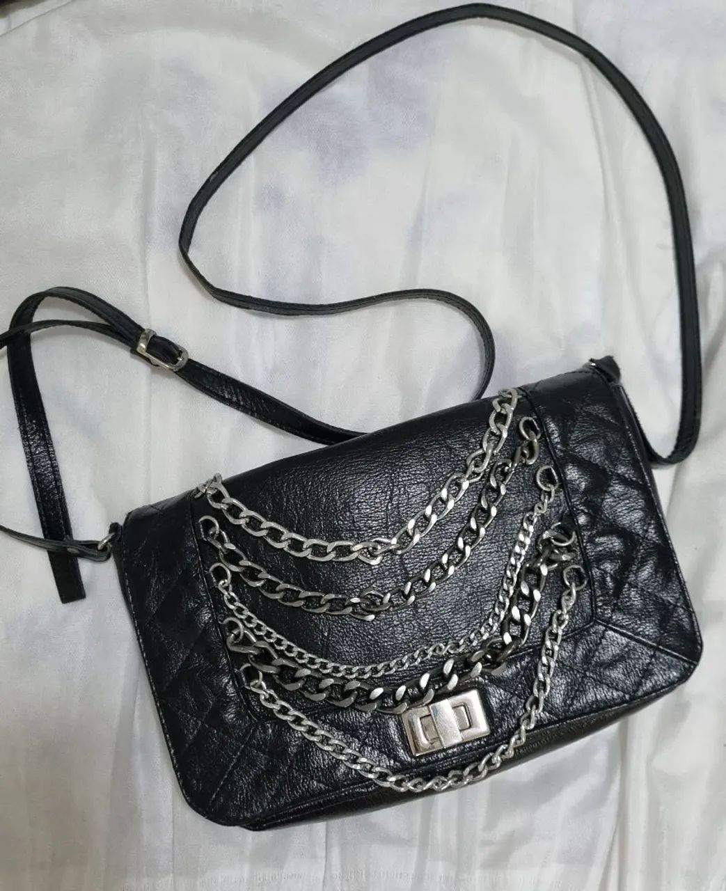 Bolsa preta com corrente Espaço Fashion  - Foto 3