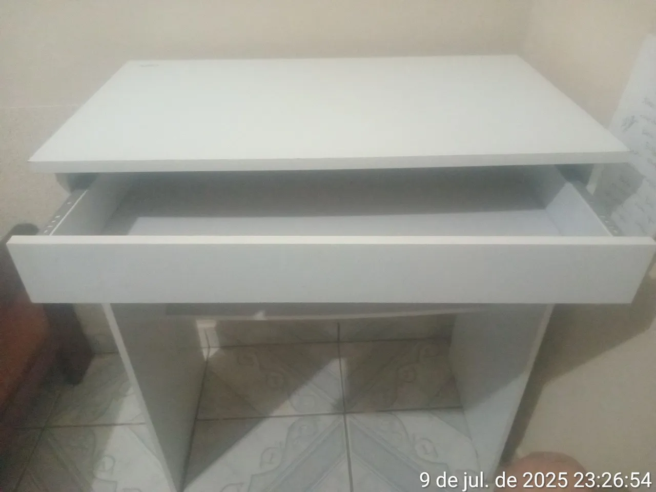 Mesa de escritório com gaveta