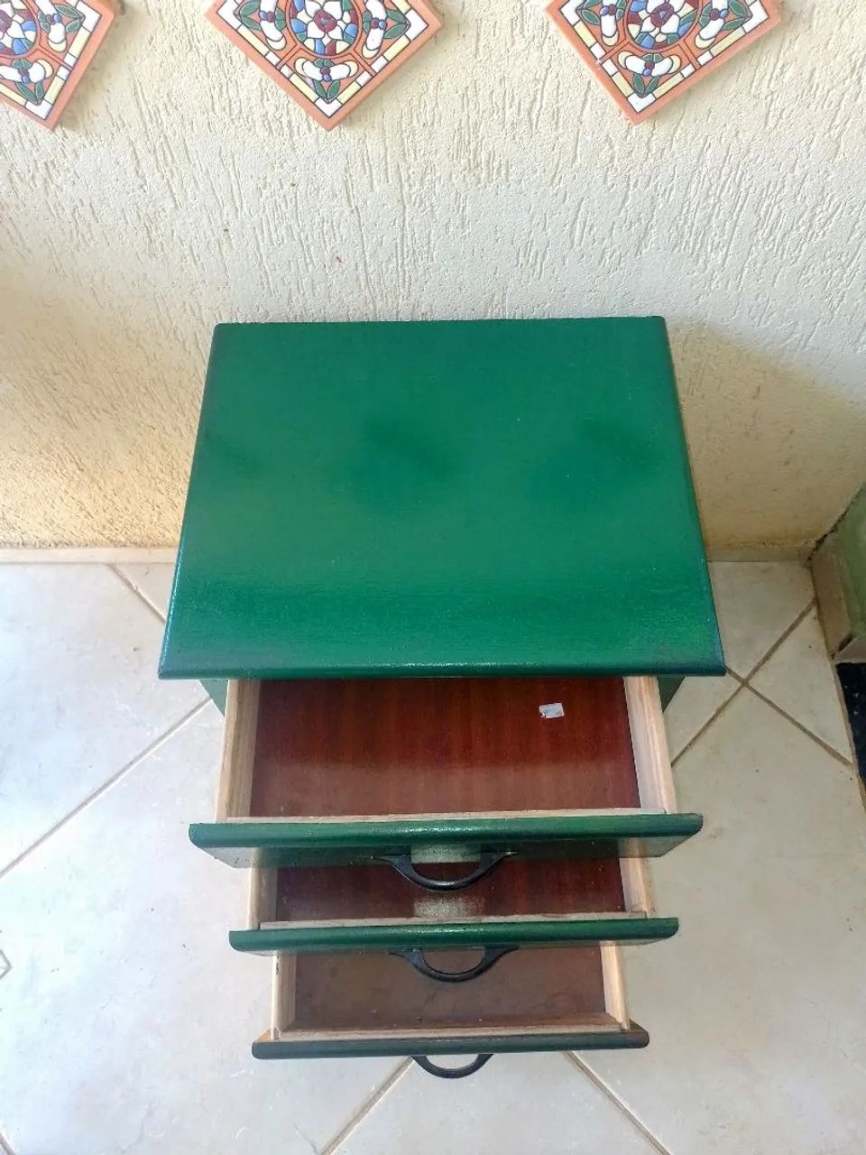 Criado mudo  de madeira verde com palha  - Foto 4