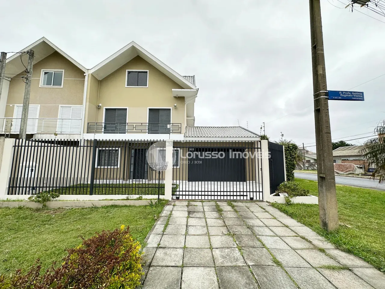 Sobrado para aluguel com 240 metros quadrados com 3 quartos em Capão da Imbuia - Curitiba