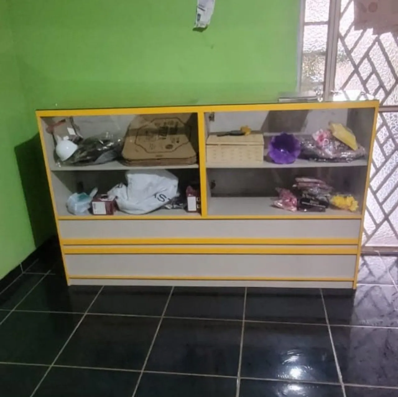 Estante de vidro com gavetas - ideal para organizar seu espaço!