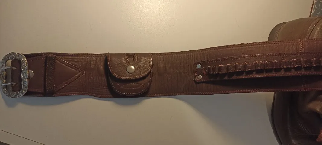 Guaiáca em couro marrom, masculina.