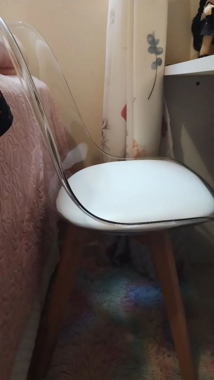 Cadeira de Acrílico Transparente com Assento Branco - Foto 2