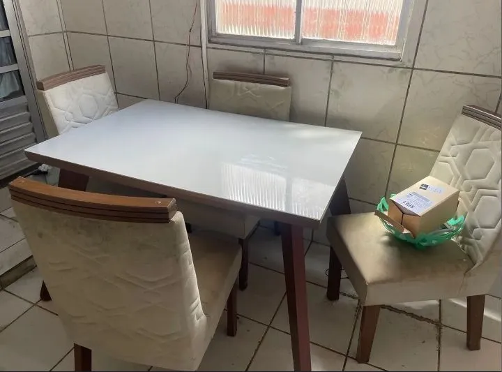Mesa de jantar com 4 cadeiras