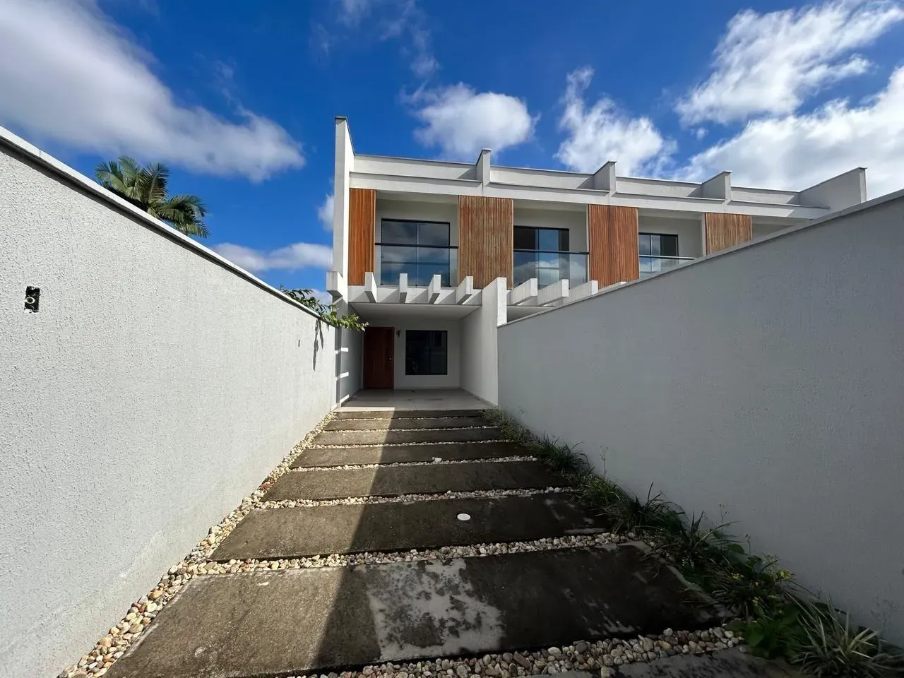 Sobrado para Venda em Joinville, Boa Vista, 3 dormitórios, 1 suíte, 2 banheiros, 2 vagas