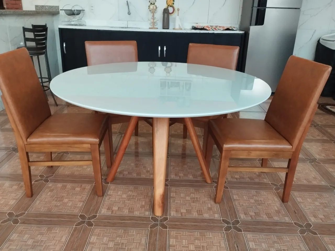 Conjunto Mesa Redonda com 6 Cadeiras toda de madeira  - Foto 2