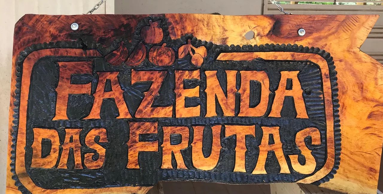 Placas e tábuas rústicas para churrascos entalhadas em madeira 