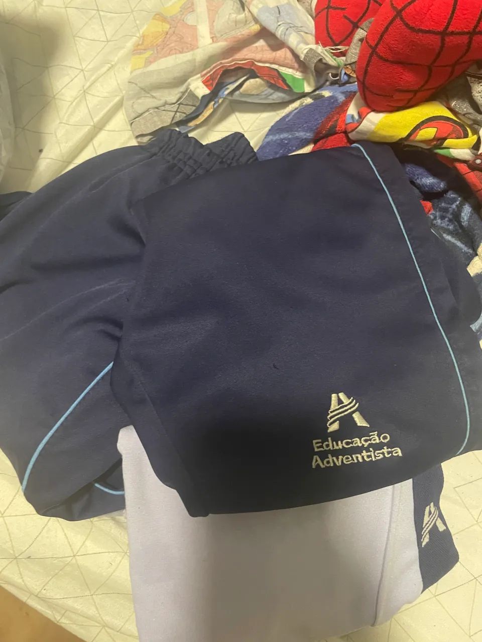 Lote com uniformes do  colégio adventista 