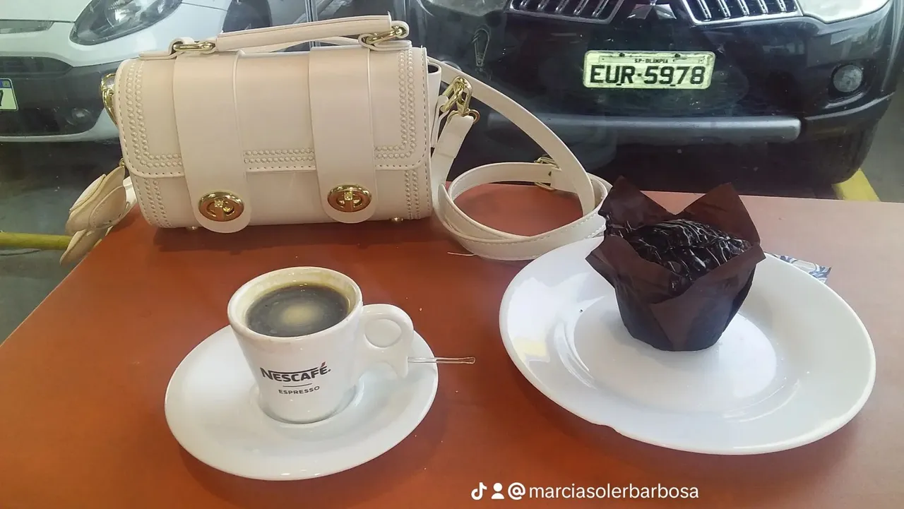 Bolsa branca com Detalhes Dourados