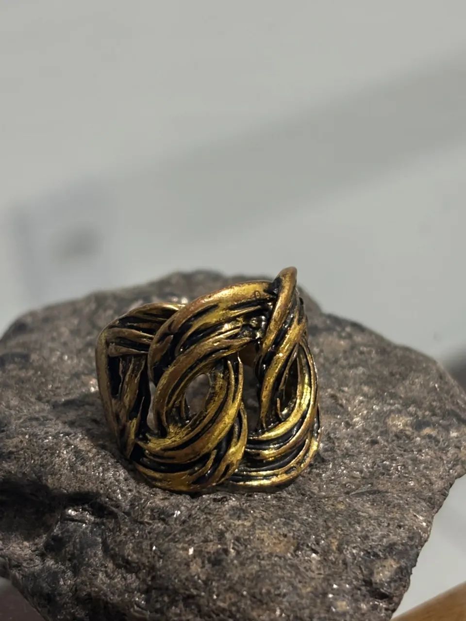 Anel Dourado Vintage - Design Entrelacado