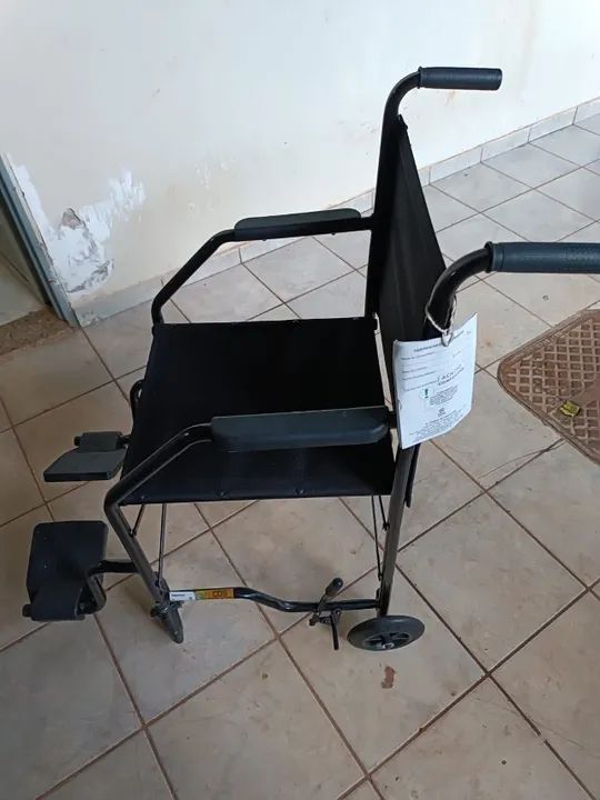 Cadeira de rodas NOVA - Foto 3