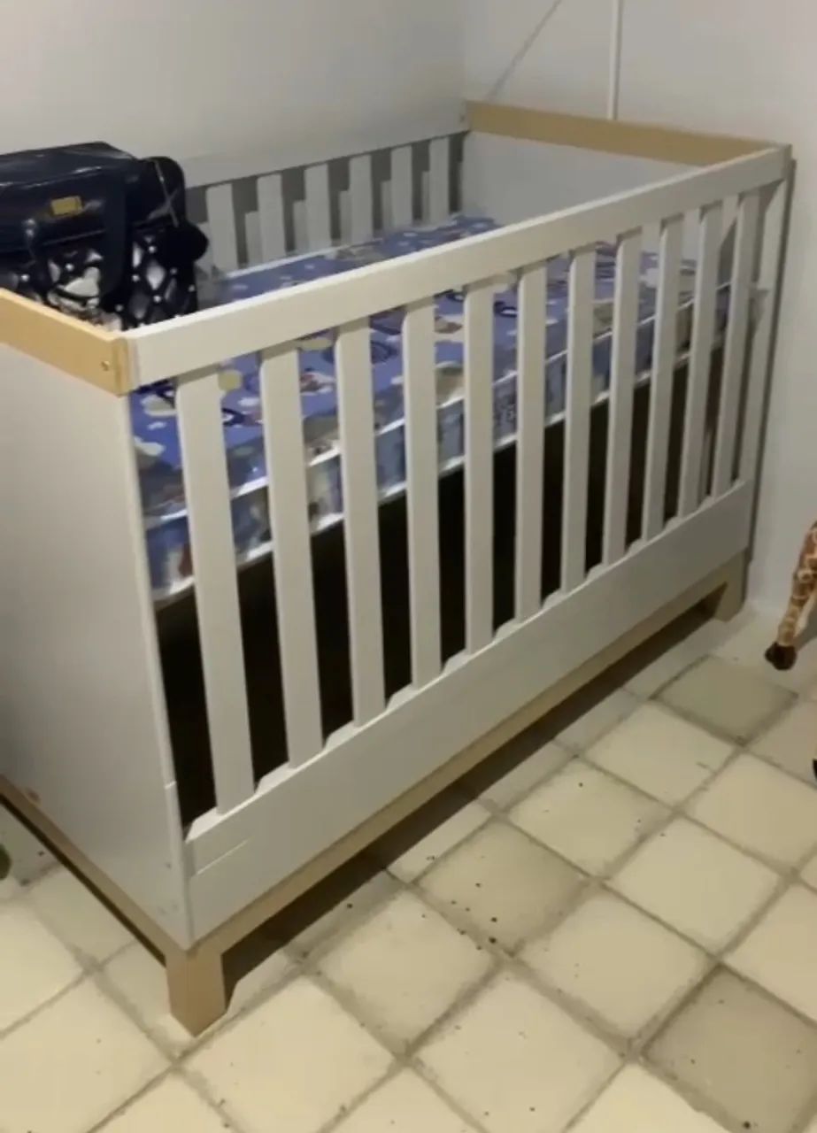 Berço americano cinza semi novo - vira cama - 350