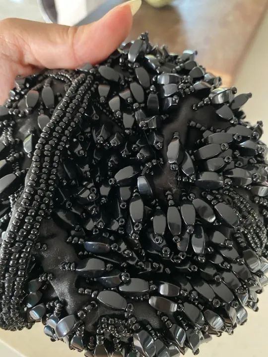 Bolsa de mão em contas pretas - Foto 3