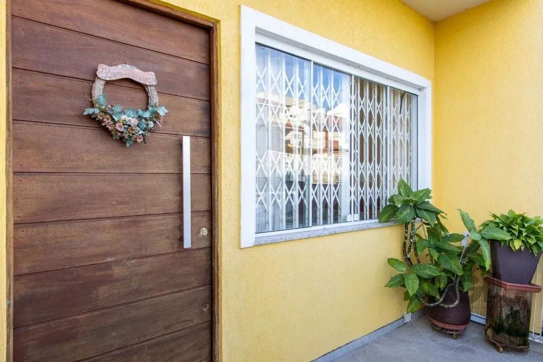 Belo sobrado com 3 pavimentos. No térreo possui amplo living para 2 ambientes, lavabo, coz - Foto 2