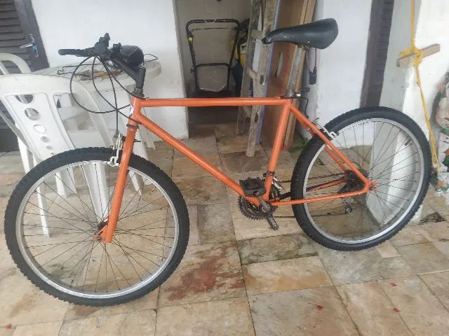 Bicicleta no estilo MTB com marchas