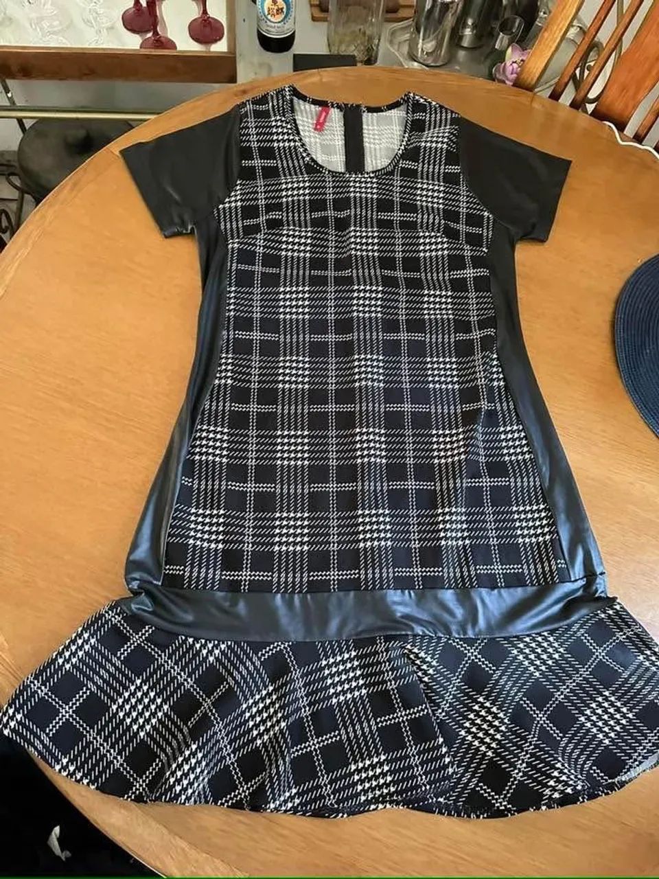 Vestido preto e branco com detalhes em courino