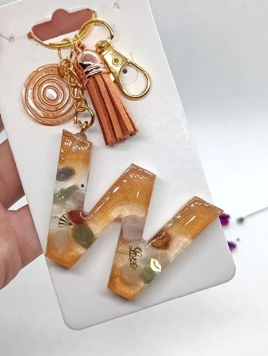 Chaveiro Letra W Artesanal Resina e Pedrarias