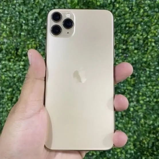 Vendo IPhone 11 Pro seminovo nunca foi trocado peça
