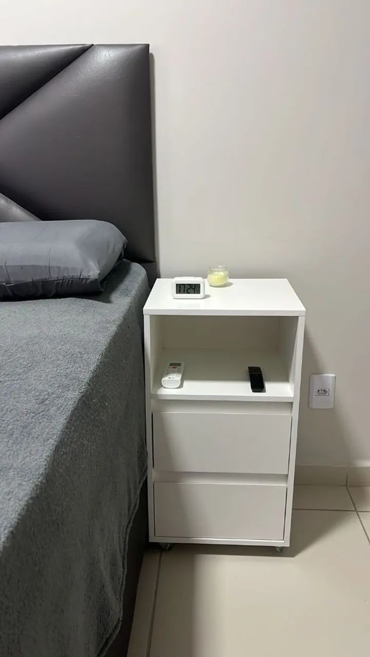 2 Mesas de Cabeceira Brancas com Gavetas - Foto 2