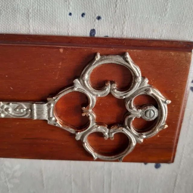 Chave antiga em metal prateado / porta-chaves - Foto 3