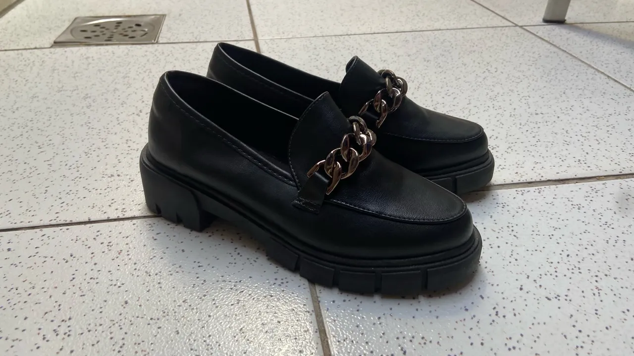 Sapato mocassim Feminino Tratorado com Corrente - Preto