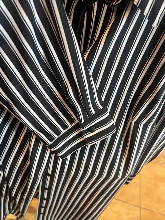 Camisa listrada preta e branca - Foto 4