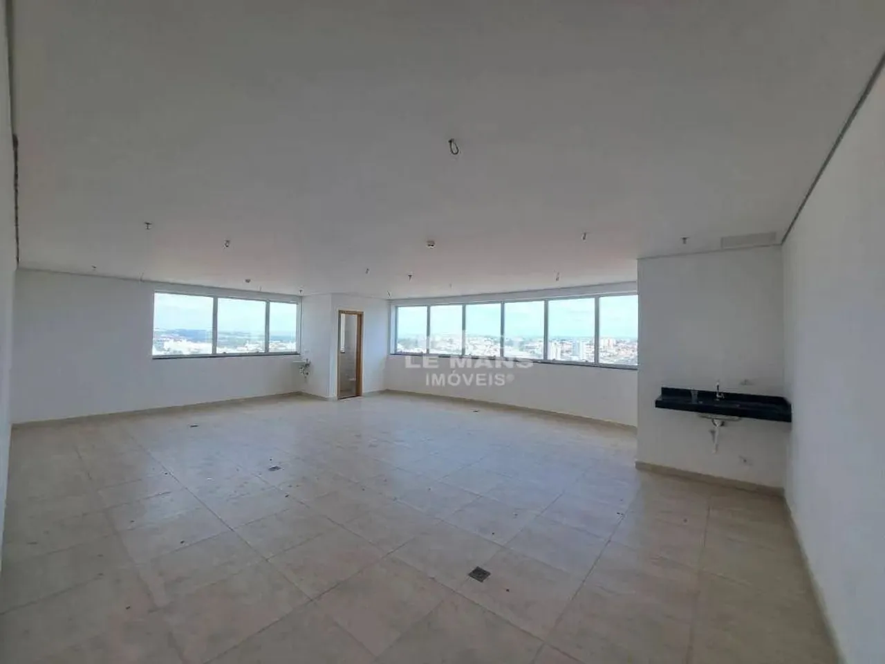 Sala comercial para alugar no Edifício Mario José Ronsini, no bairro Alto em Piracicaba -