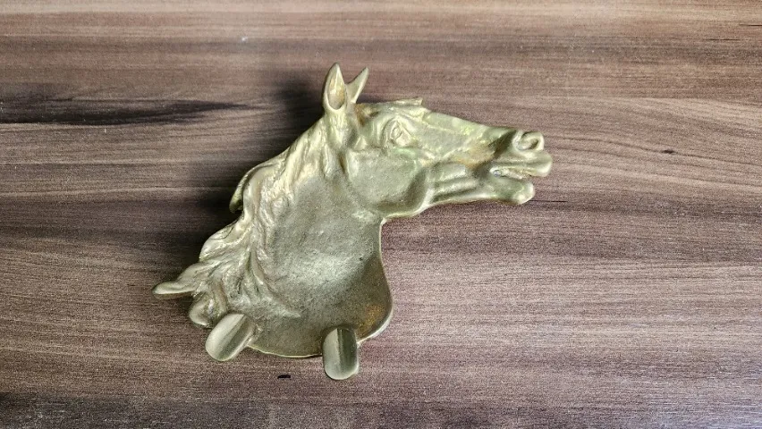 Cinzeiro antigo, em metal, cabeça de cavalo