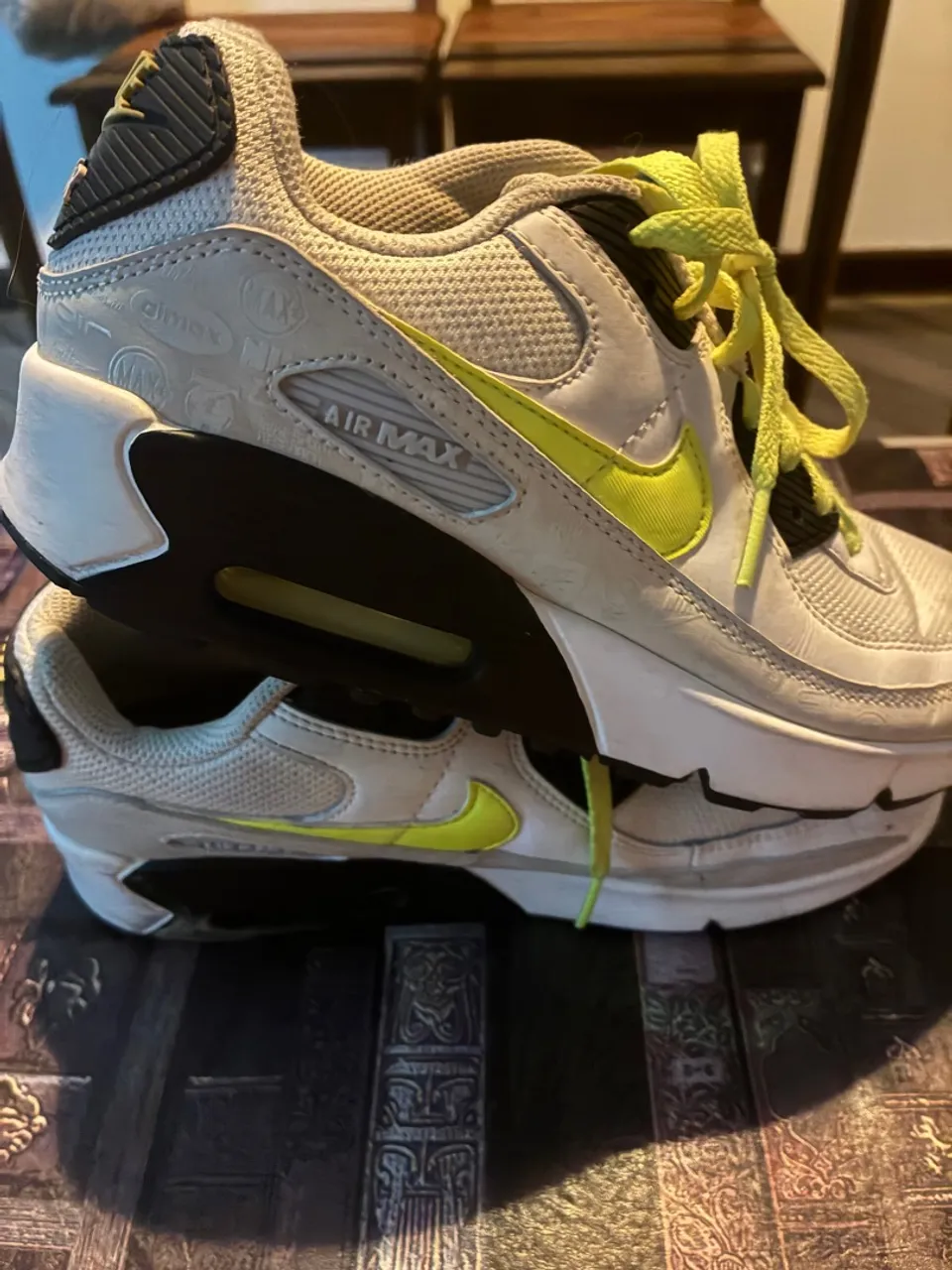 Nike Air Max 90 - Branco com detalhes em amarelo
