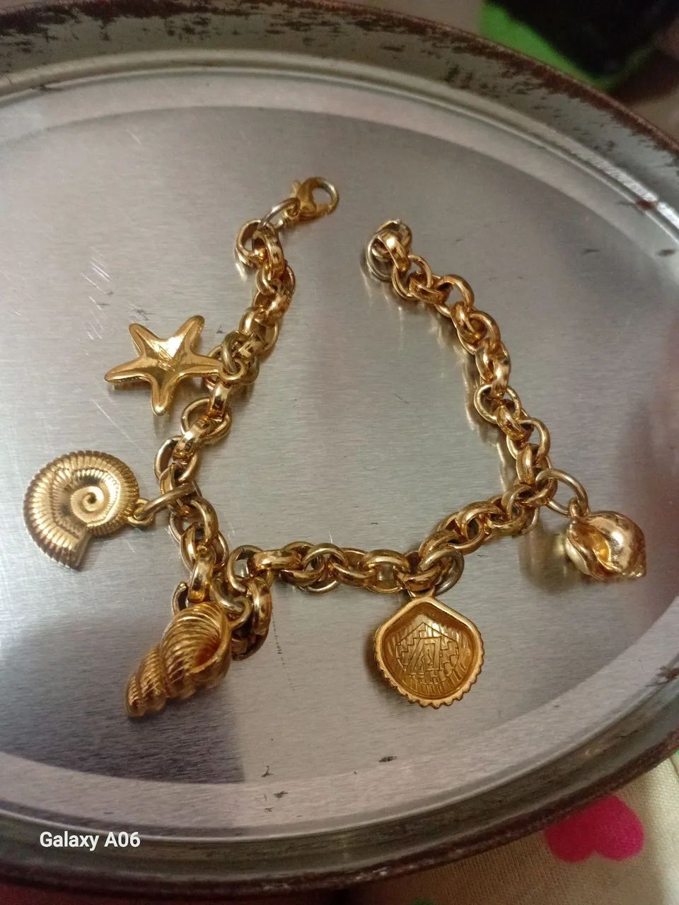 Pulseira charm dourada de conchas e estrela - Foto 2