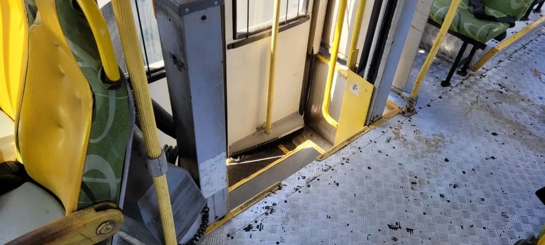 4 ÔNIBUS M. BENZ 1418 CURTO (MICRÃO) 2009/2010 - Foto 2