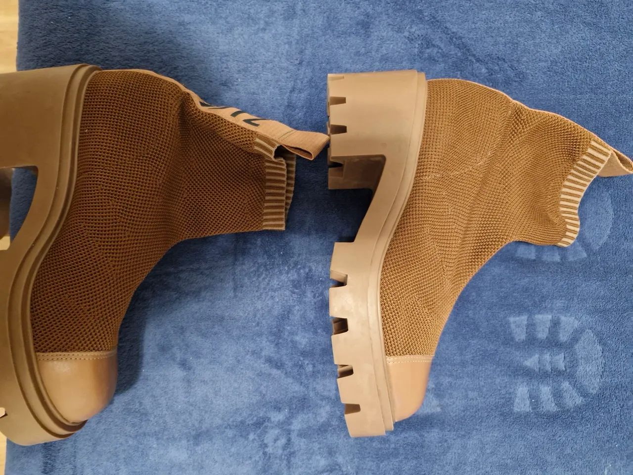 Bota marrom de cano curto