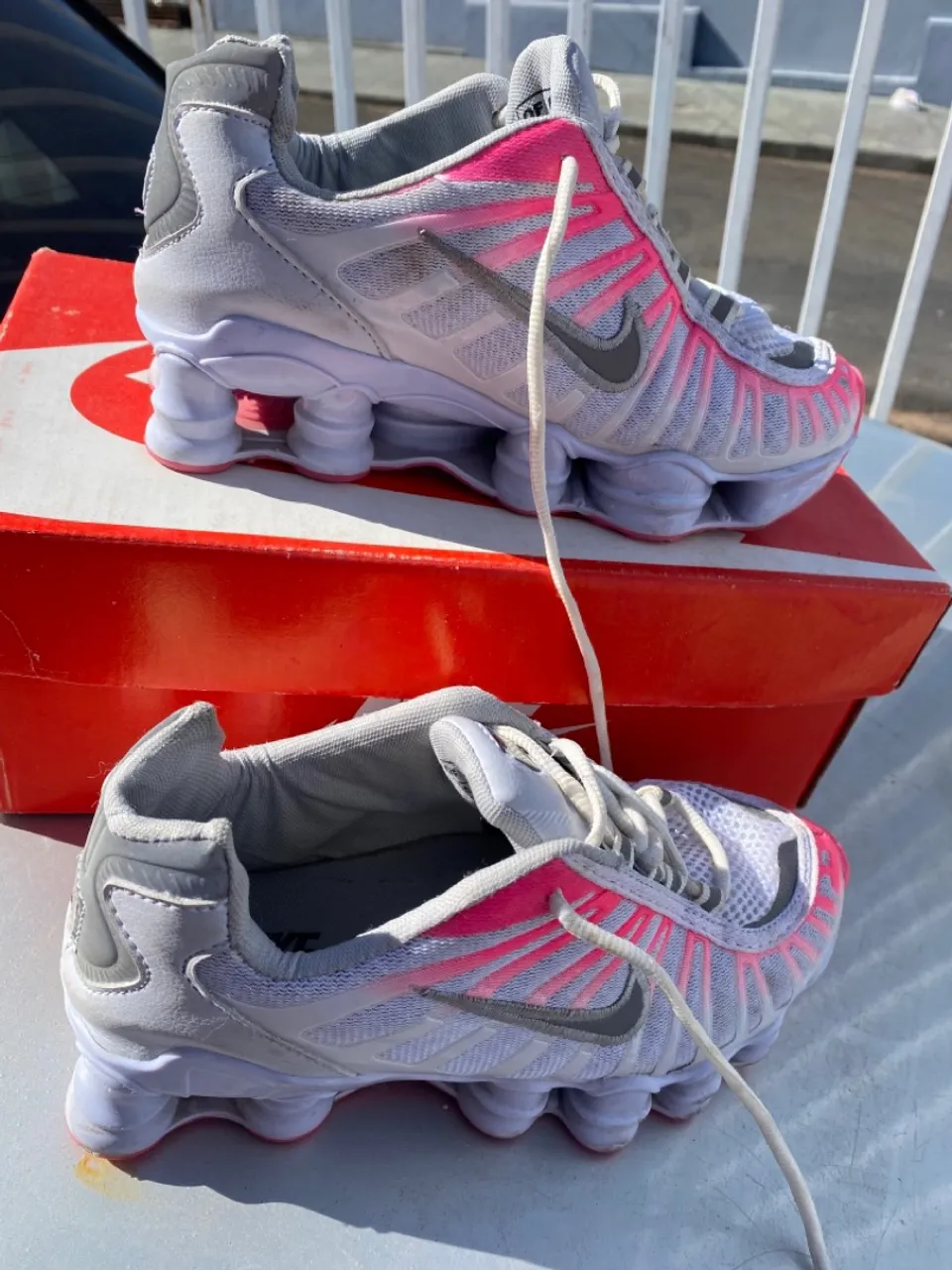 Tênis Nike Shox Feminino - Rosa e Branco