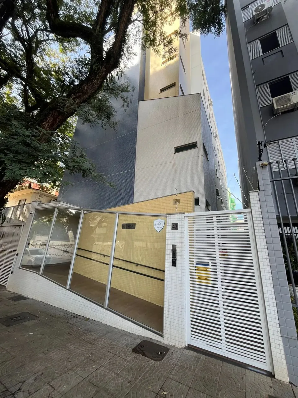 Aluga-se Kitnet mobiliada de 21 m² úteis na Zona 07 - Maringá - PR