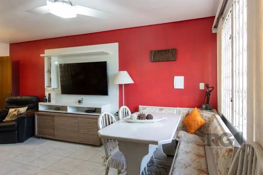 Belo sobrado com 3 pavimentos. No térreo possui amplo living para 2 ambientes, lavabo, coz - Foto 3