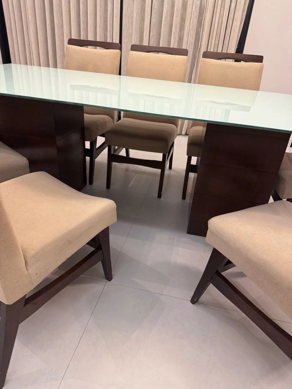 Mesa em excelente estado com 8 cadeiras 