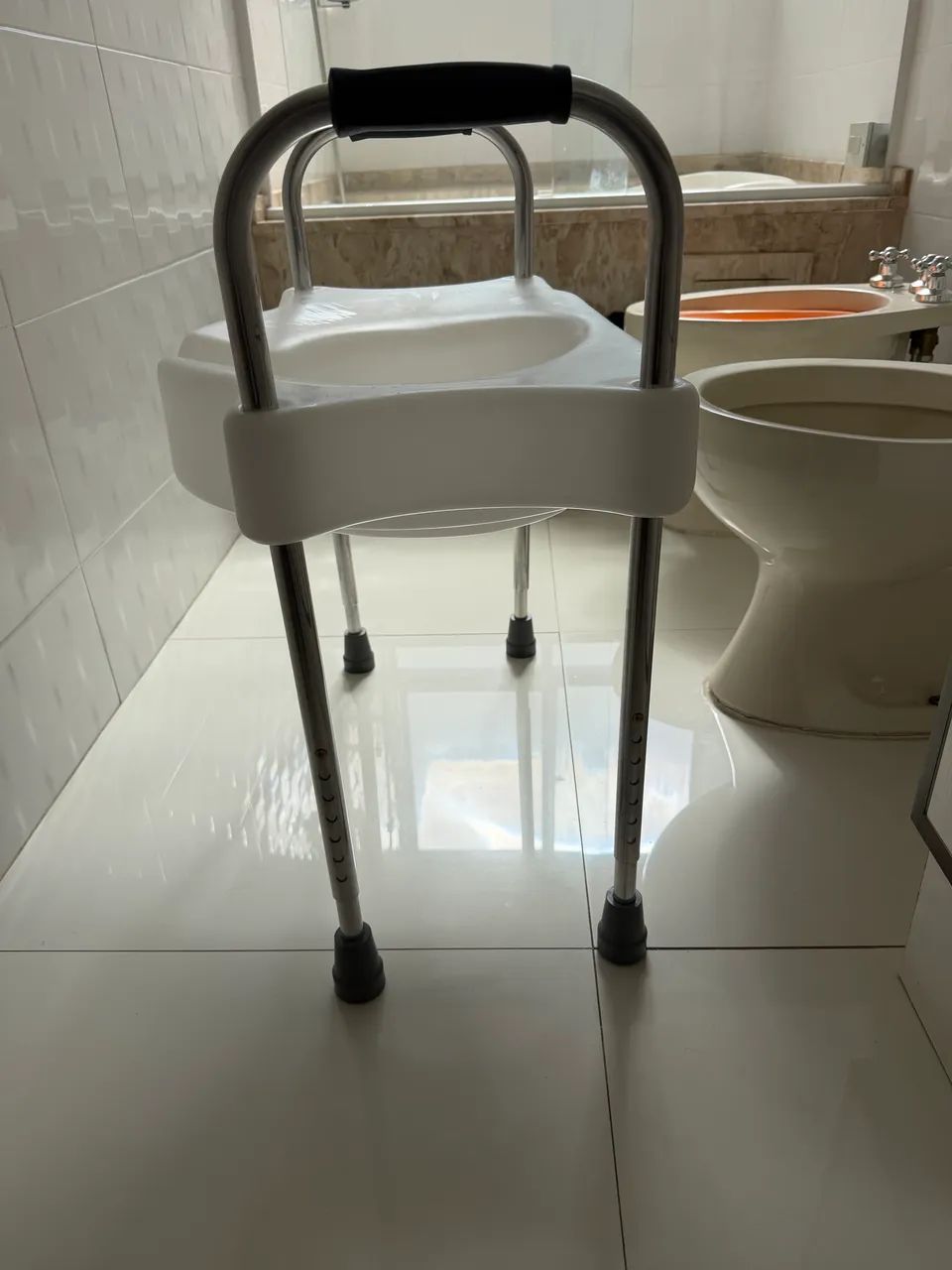 Assento sanitário elevado com barra apoio lateral ajustável  - Foto 5