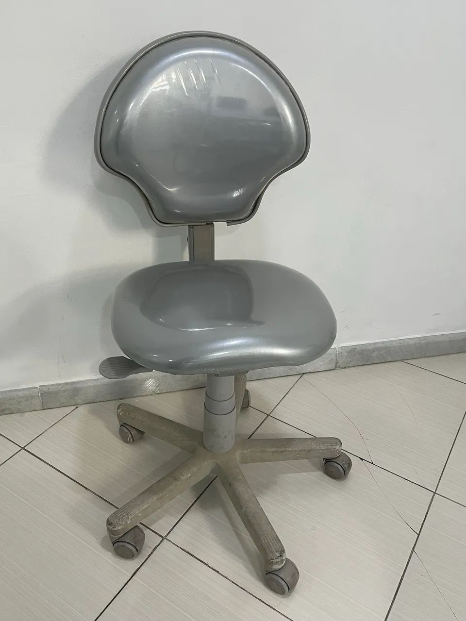 Cadeira Odontológica com mochos  - Foto 4