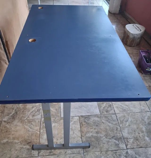 Mesa para escritório azul com pés de aço. - Foto 3