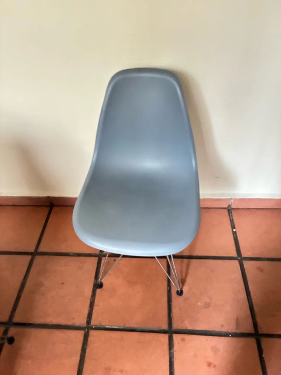 Kit com 4 Cadeiras de Plástico cinza - Foto 4