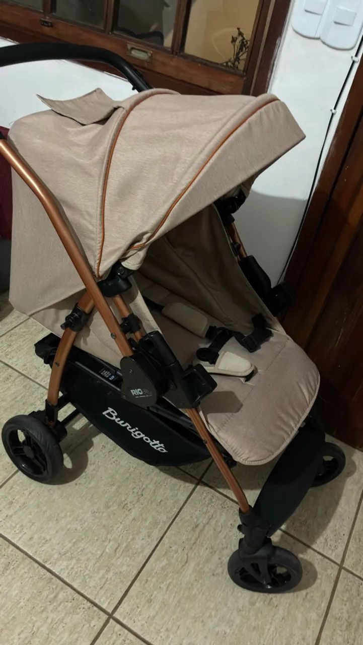 Carrinho com bebê conforto 