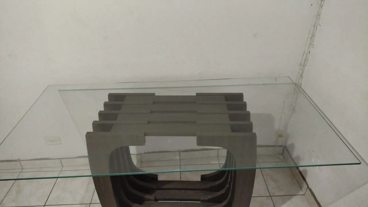 Mesa de jantar com base de MDF