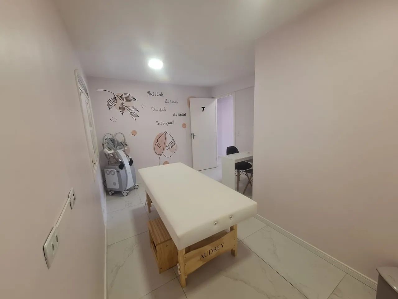 Sala Equipada com Maca e Cadeiras para Locação no Centro Clínico Lenuve | R$ 1.200 com tud