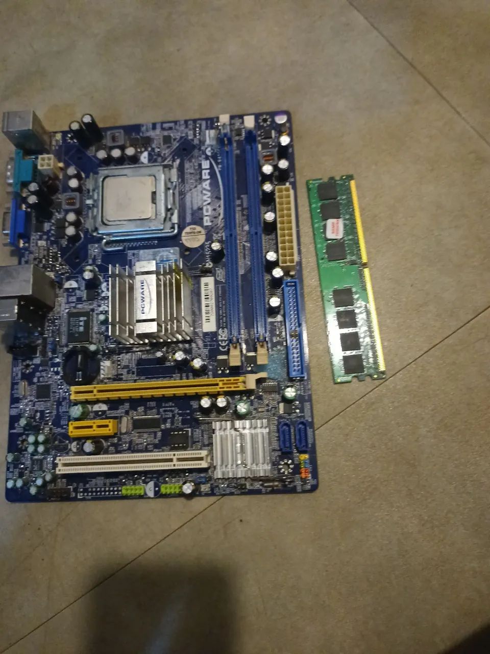 Placa mãe e processador com 1 pente de memória ram 