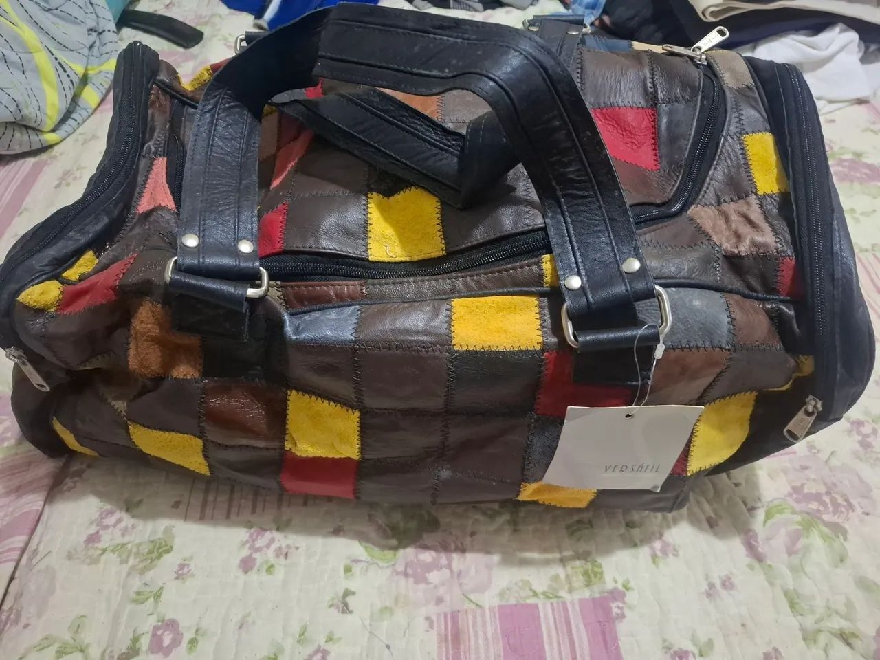 Bolsa em couro quadriculado. 
