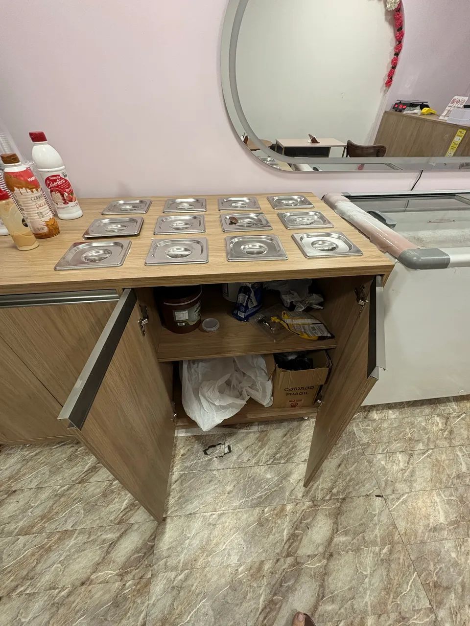 Expositor com bacias inox e lugares para guardar . - Foto 5