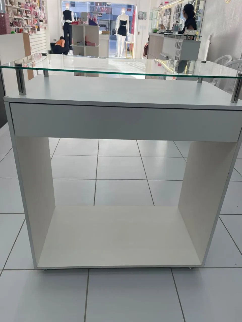 Vendo móveis para lojas
