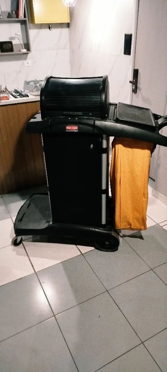 carrinho de governança/hotelaria da Rubbermaid
